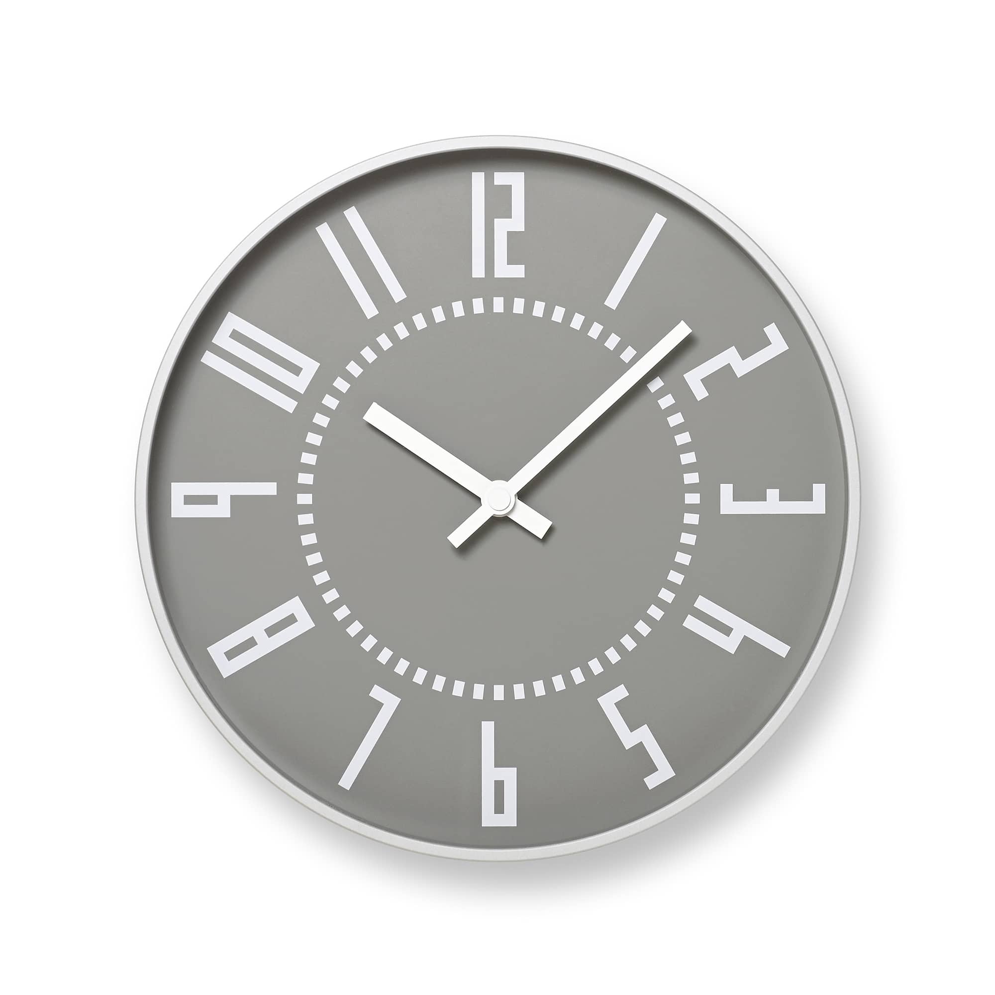 Grau Wanduhr mit weißen Indexen, runden Zeigern und Ziffernstrichen, analog.