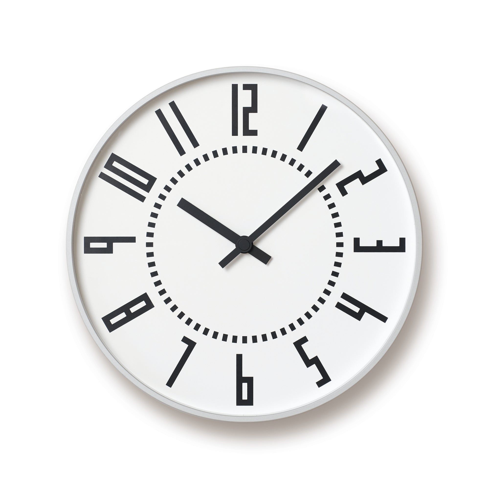 Runde Wanduhr mit weißem Ziffernblatt und schwarzen Strichindexen, Zeiger mit Sekundenring
