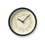 Runde Wanduhr mit blauem Rahmen, cremefarbenem Zifferblatt und schwarzen Zeigern