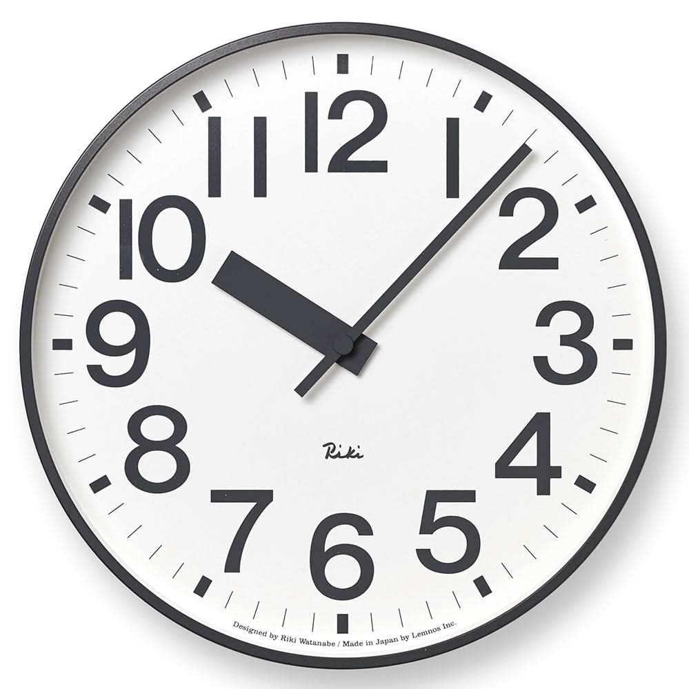 Lemnos Riki Wanduhr mit rundem Schwarzrahmen, weißem Zifferblatt und schwarzen Zeigern