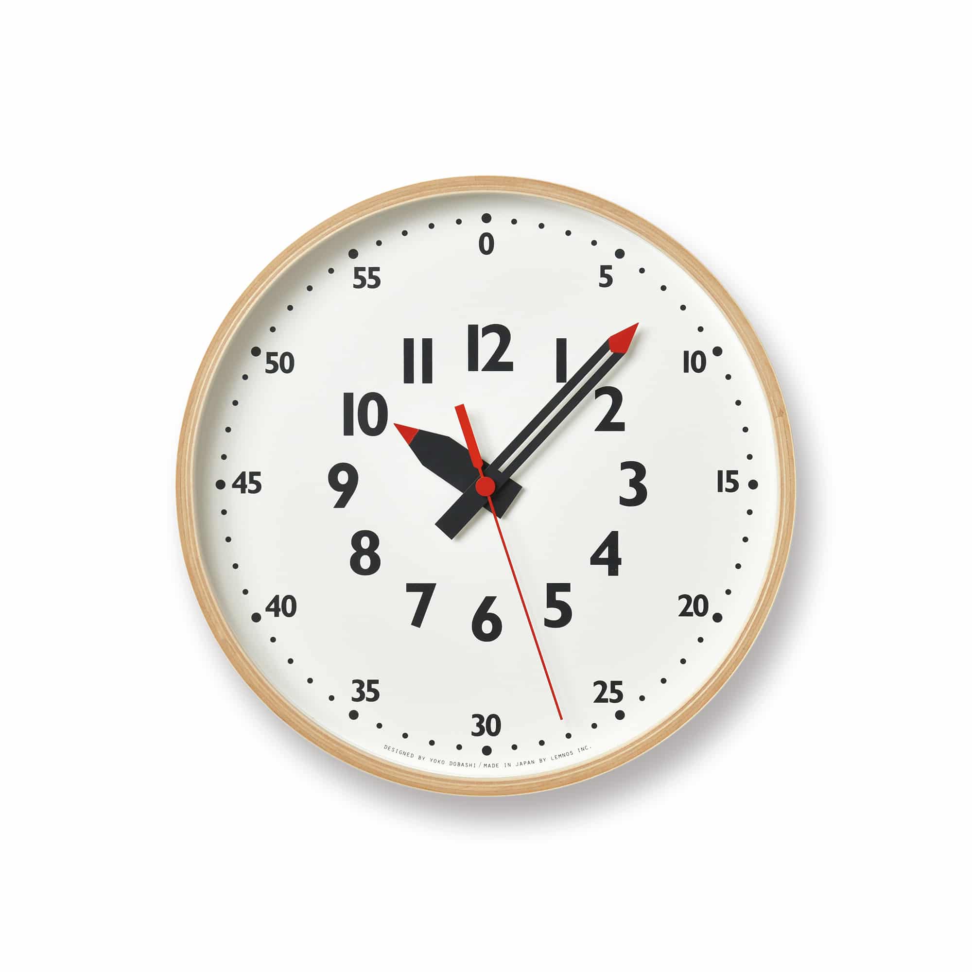 Runde Wanduhr mit Holzrand, weißem Zifferblatt, schwarzen Ziffern und rotem Sekundenzeiger.