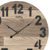 Nahaufnahme Wanduhr: Holz-Zifferblatt mit großen schwarzen Zahlen 11–4 und Zeigern