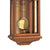 Wanduhr mit Holzrahmen und goldenem Pendelgewicht hinter Glas, Frontansicht