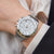 Edelstahl-Armbanduhr am Handgelenk mit Chronographen- und Tachymeterskala