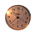 Runde analoge Weckerzifferblatt mit braunem Hintergrund und leuchtenden Zeigern