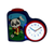 Kleiner Wecker mit Panda-Motiv auf grünem Feld und analogem Ziffernblatt
