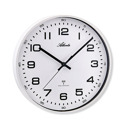 Weiße Wanduhr mit analogen Ziffern, schwarzen Zeigern und Atlanta-Logo, Funkwerk