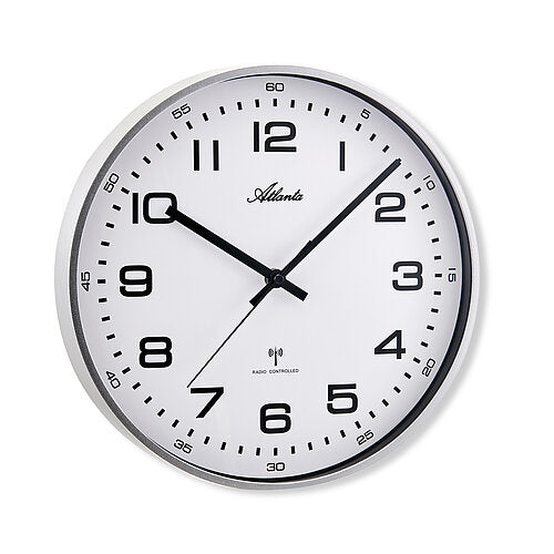 Wanduhr aus silbernem Gehäuse mit weißem Zifferblatt, schwarze Zahlen und Zeiger
