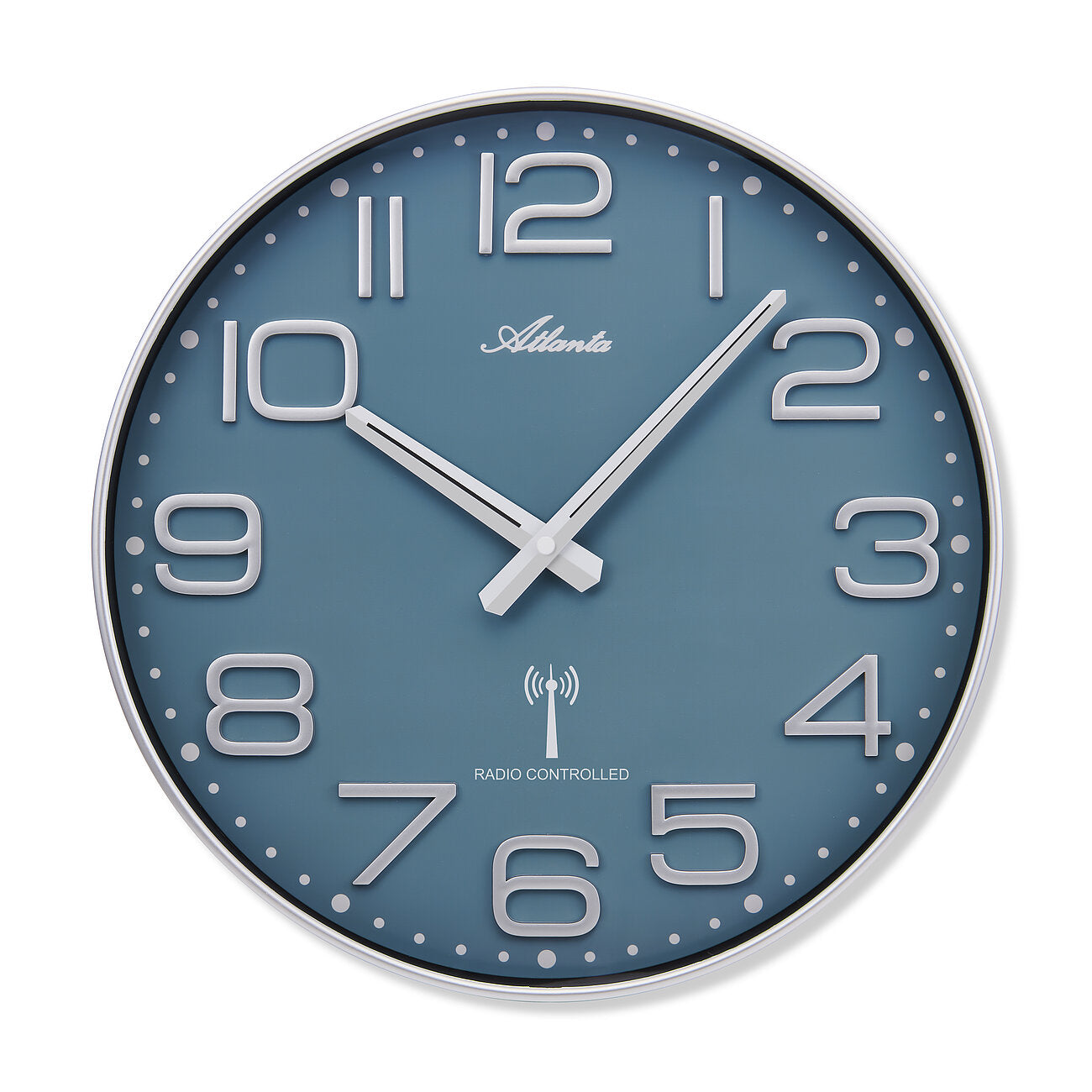 Funk-Wanduhr mit blauem Zifferblatt, silbernem Rahmen und großen Zahlen