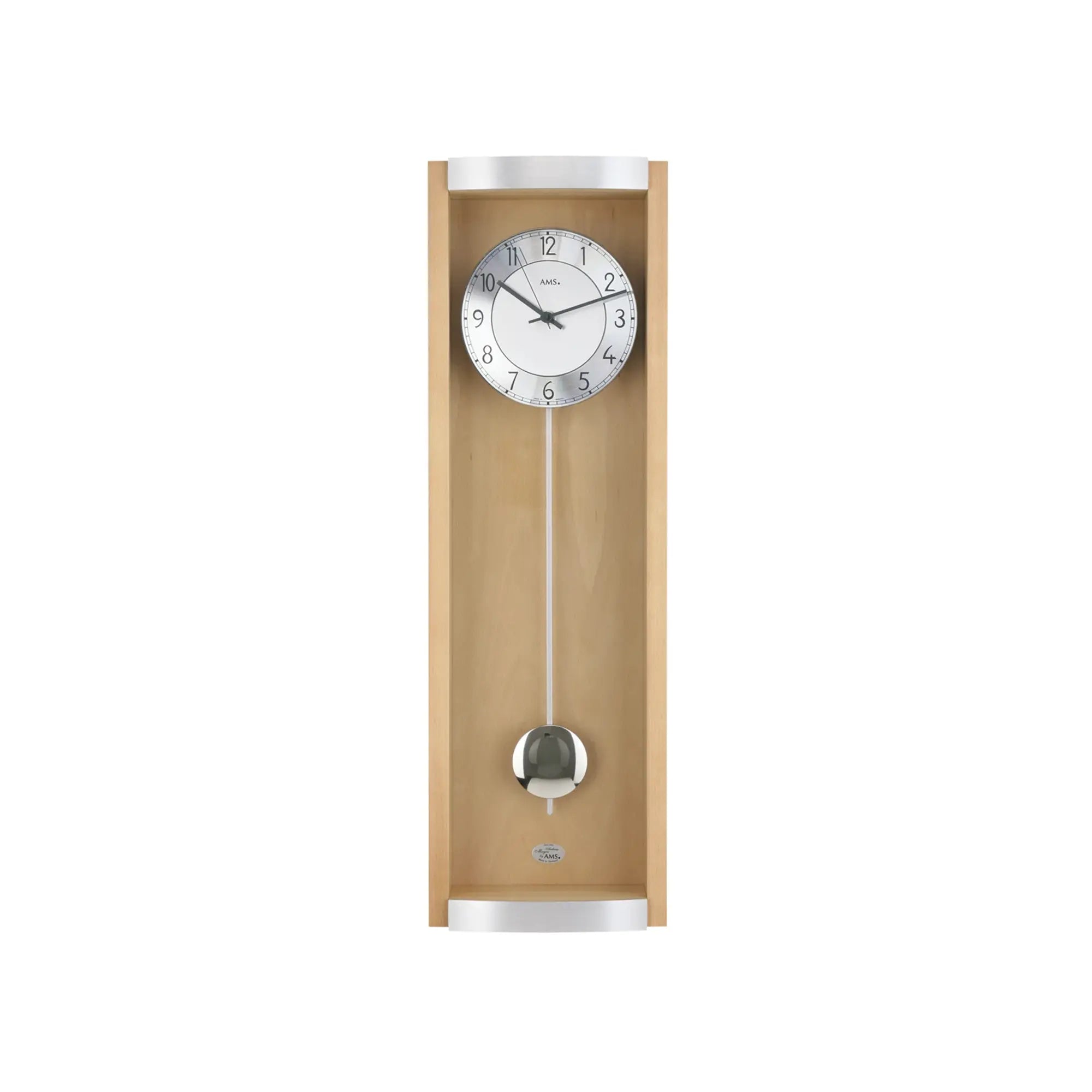 Wanduhr mit hellem Holzrahmen, analogem Zifferblatt und Pendel mit Metallgewicht