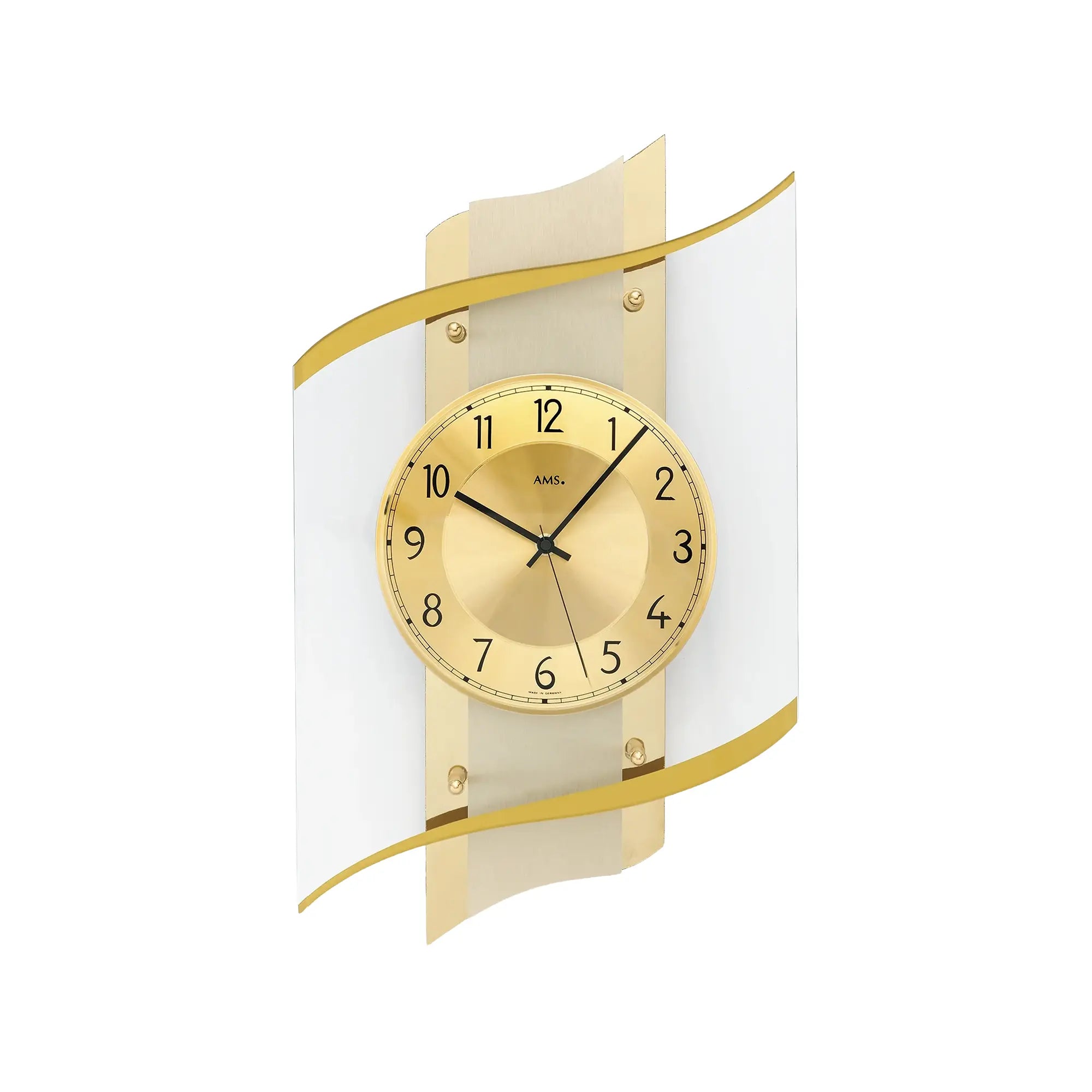 Wanduhr mit rundem, goldfarbenem Zifferblatt und goldenen Metallrahmen am Holzgehäuse