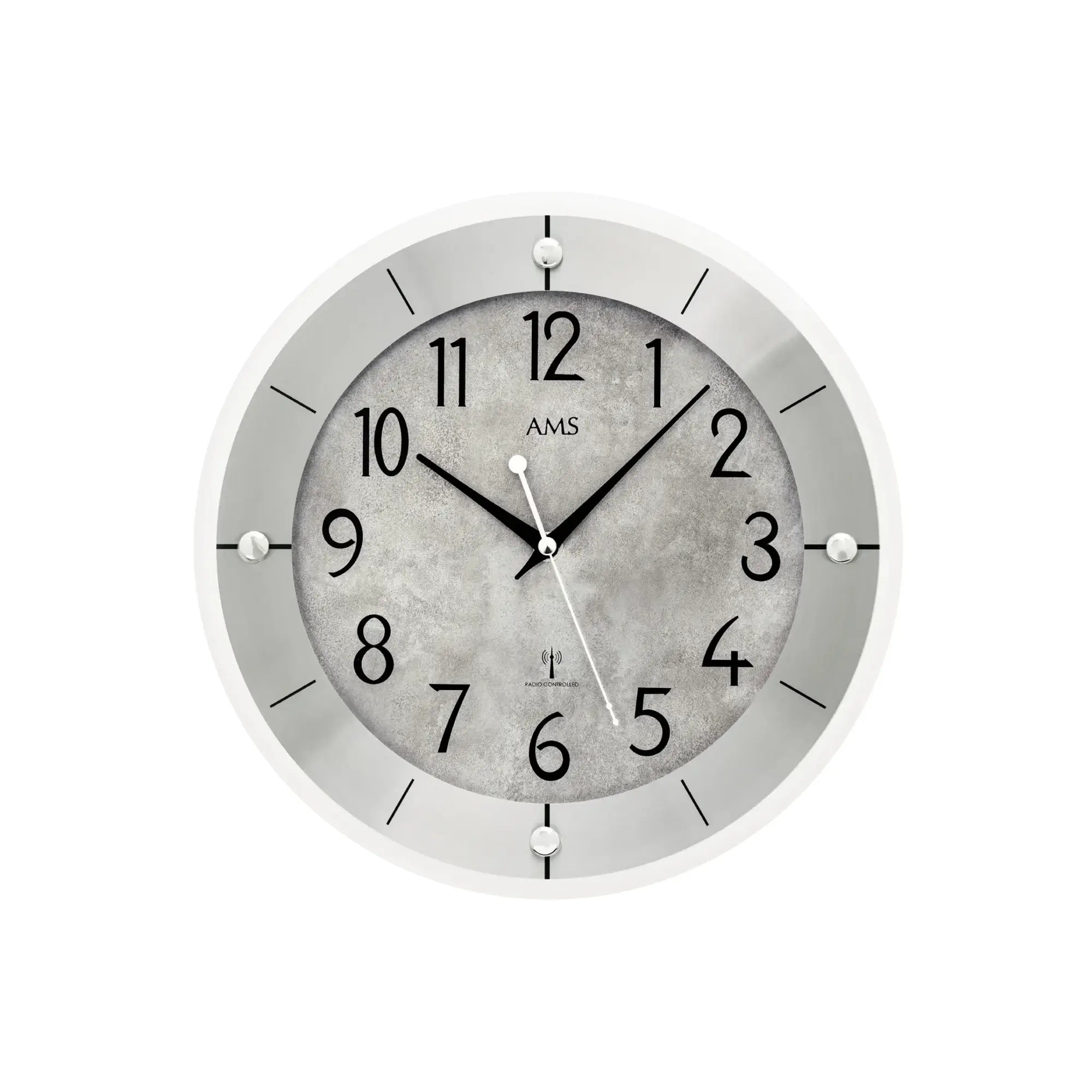 Runde Wanduhr mit grauem Zifferblatt, schwarzen Zahlen und silberfarbener Umrandung.