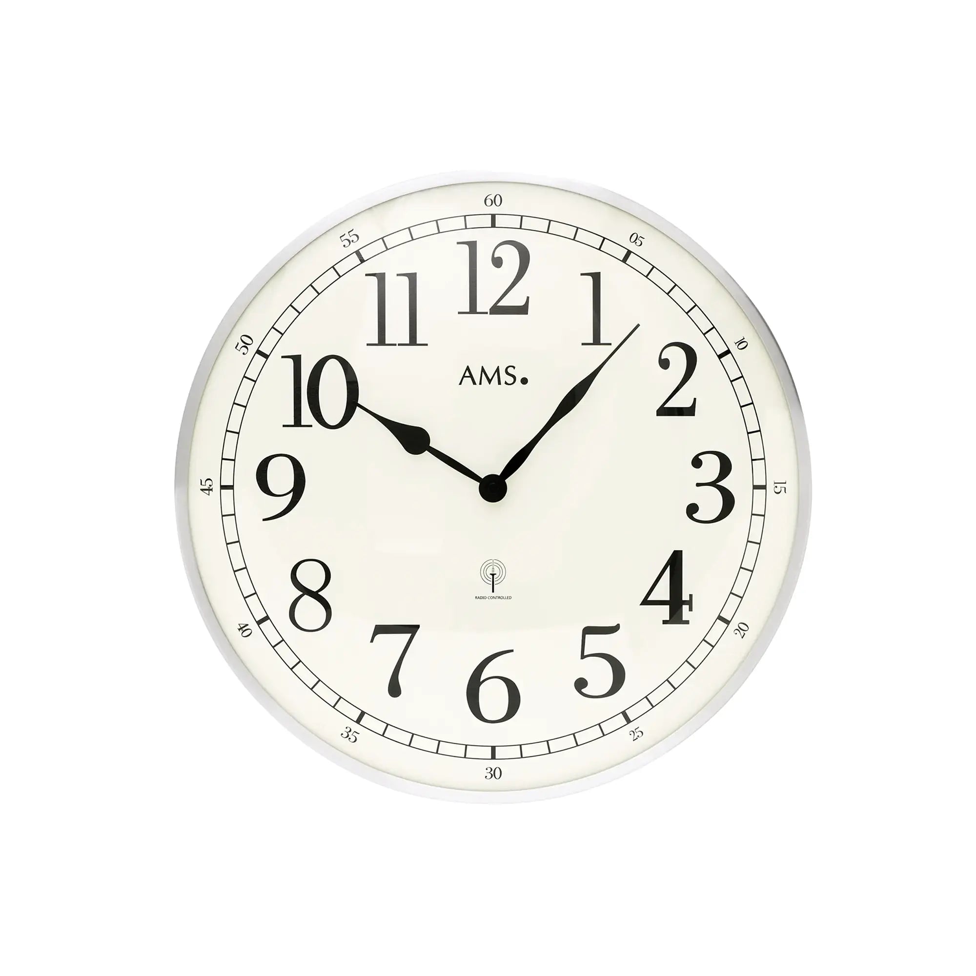 Runde Wanduhr mit weißen Ziffernring, schwarzen Zeigern und AMS-Logo