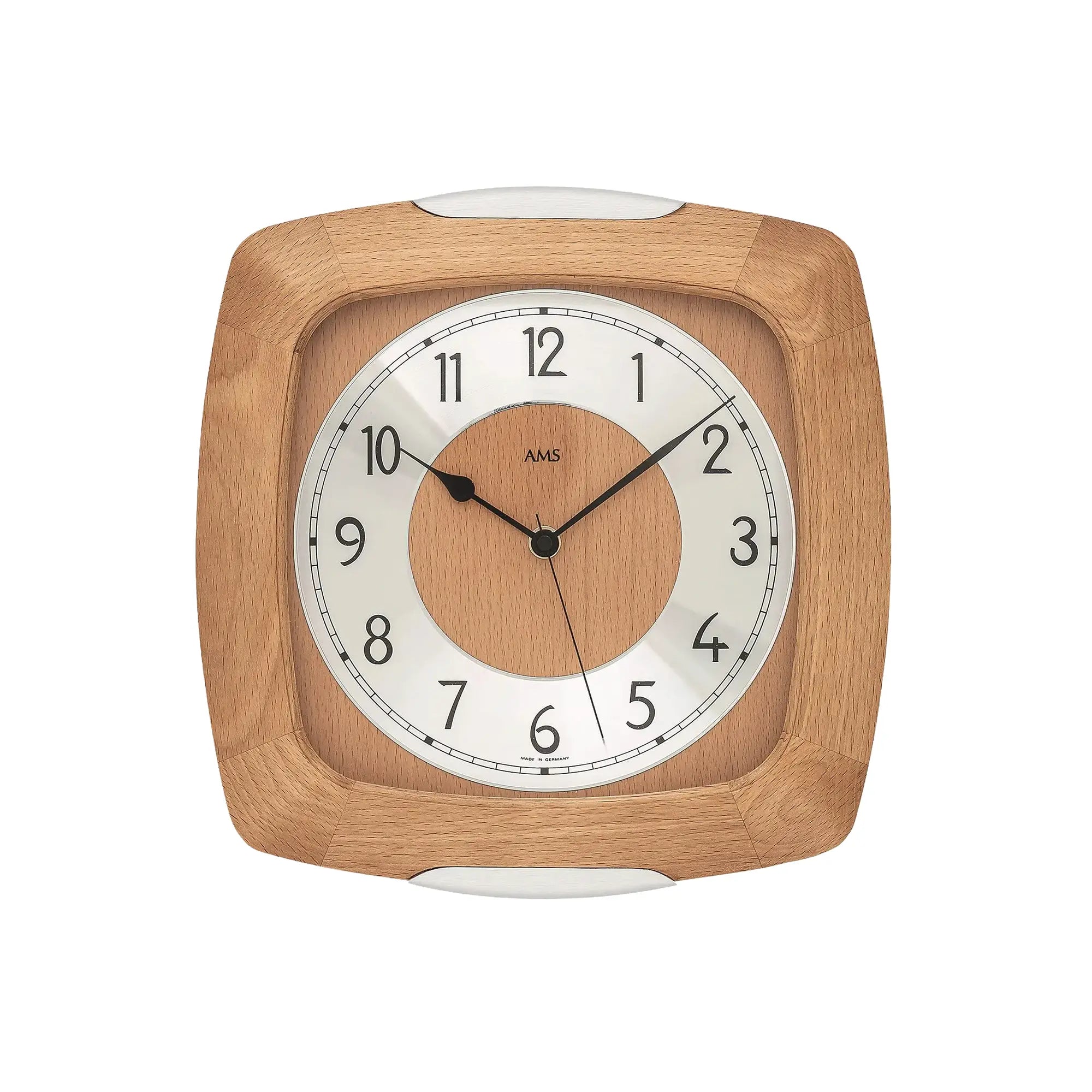 Wanduhr aus hellem Holz mit analogem Zifferblatt, römischen Zahlen und Mineralglas
