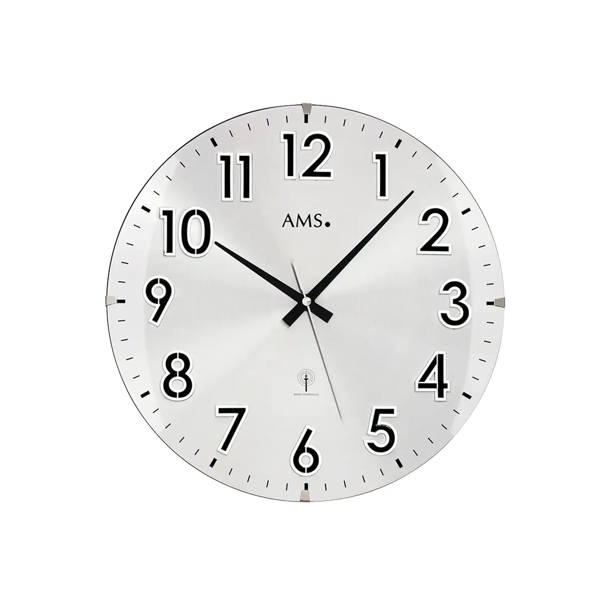 Silberne Wanduhr mit weißem Zifferblatt, schwarzen Zeigern, arabischen Zahlen und AMS-Markierung