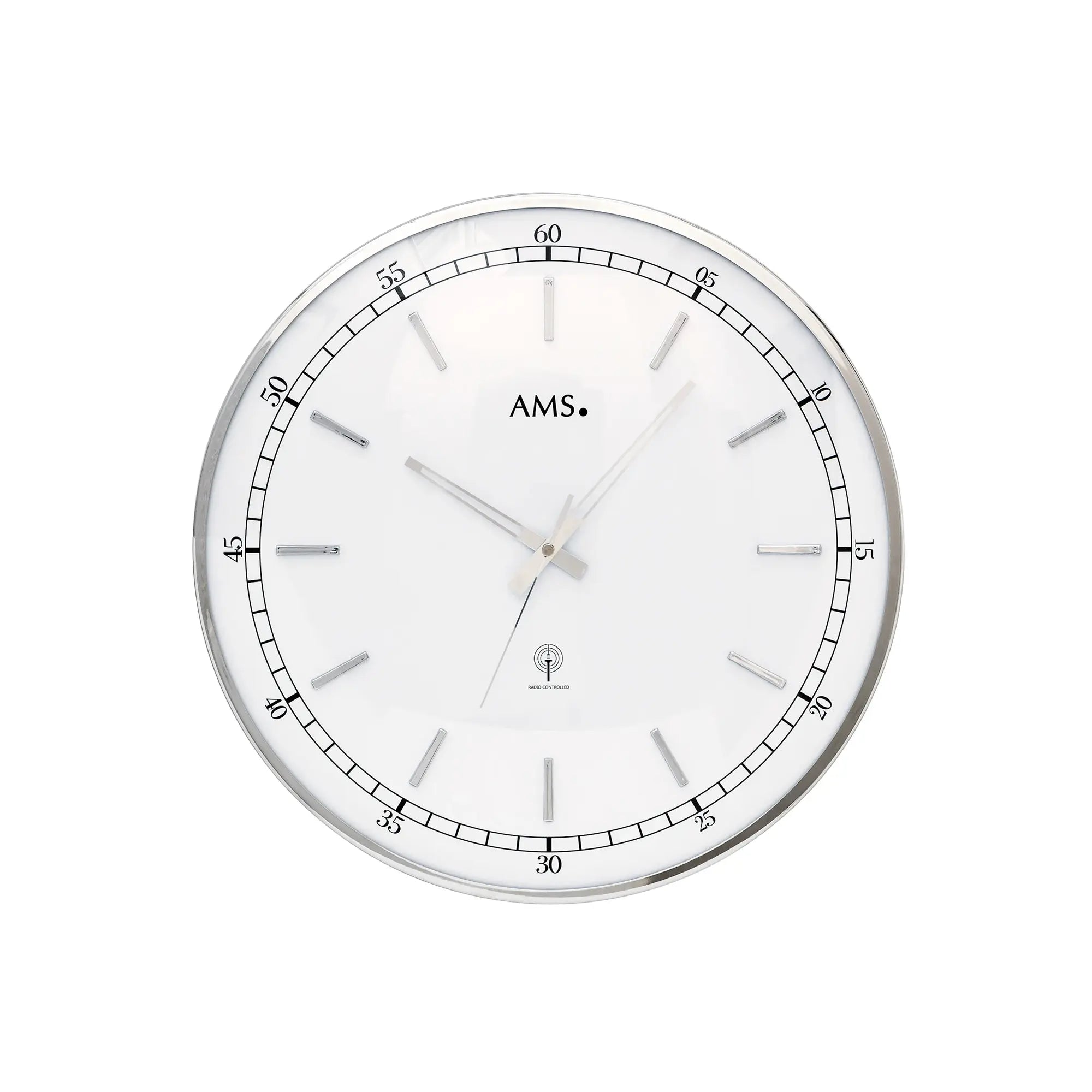 Runde Wanduhr mit silberfarbenem Gehäuse, weißem Zifferblatt und gebogenem Mineralglas
