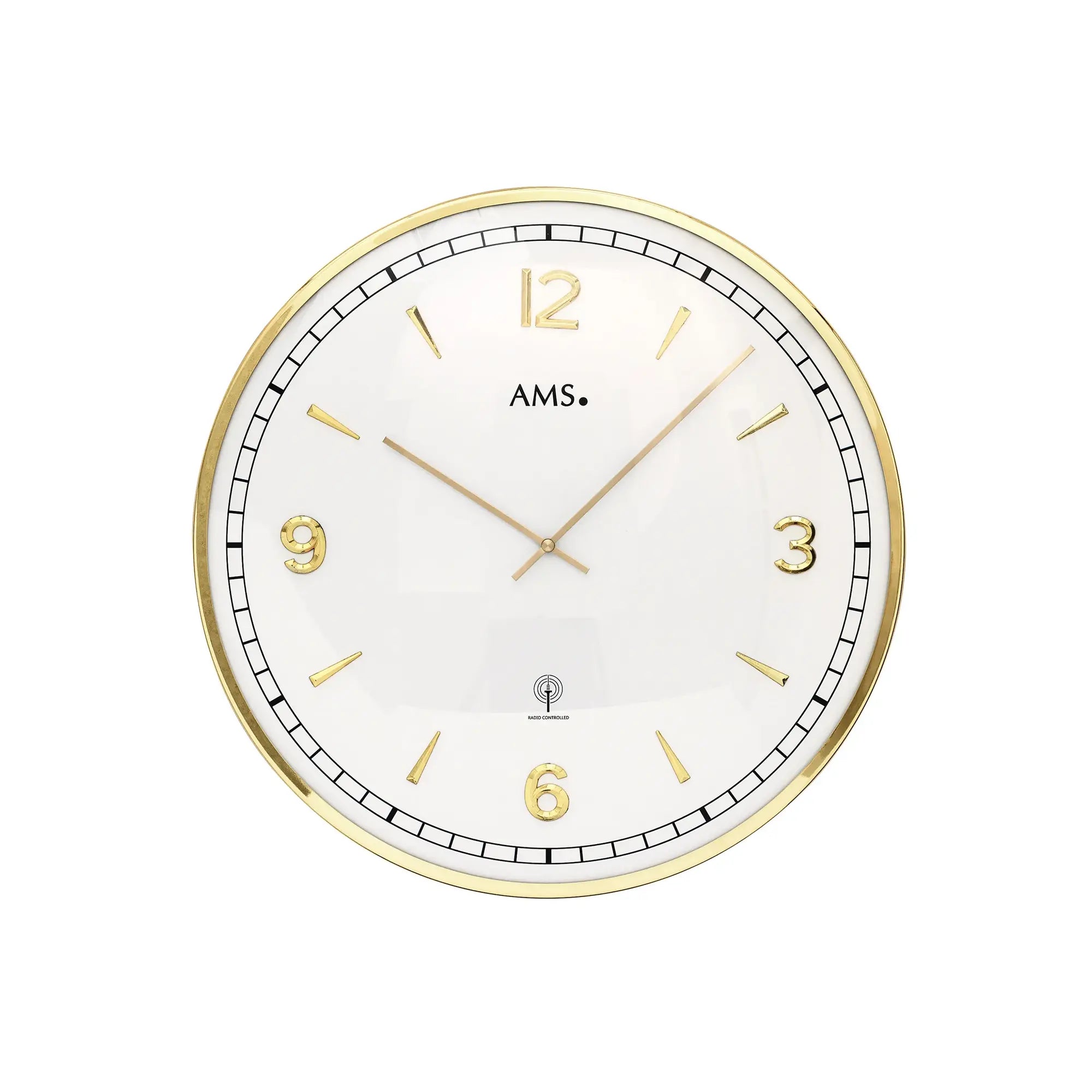 Wanduhr im Detail: goldener Rand, weißes Ziffernblatt mit Ziffern und Zeigern