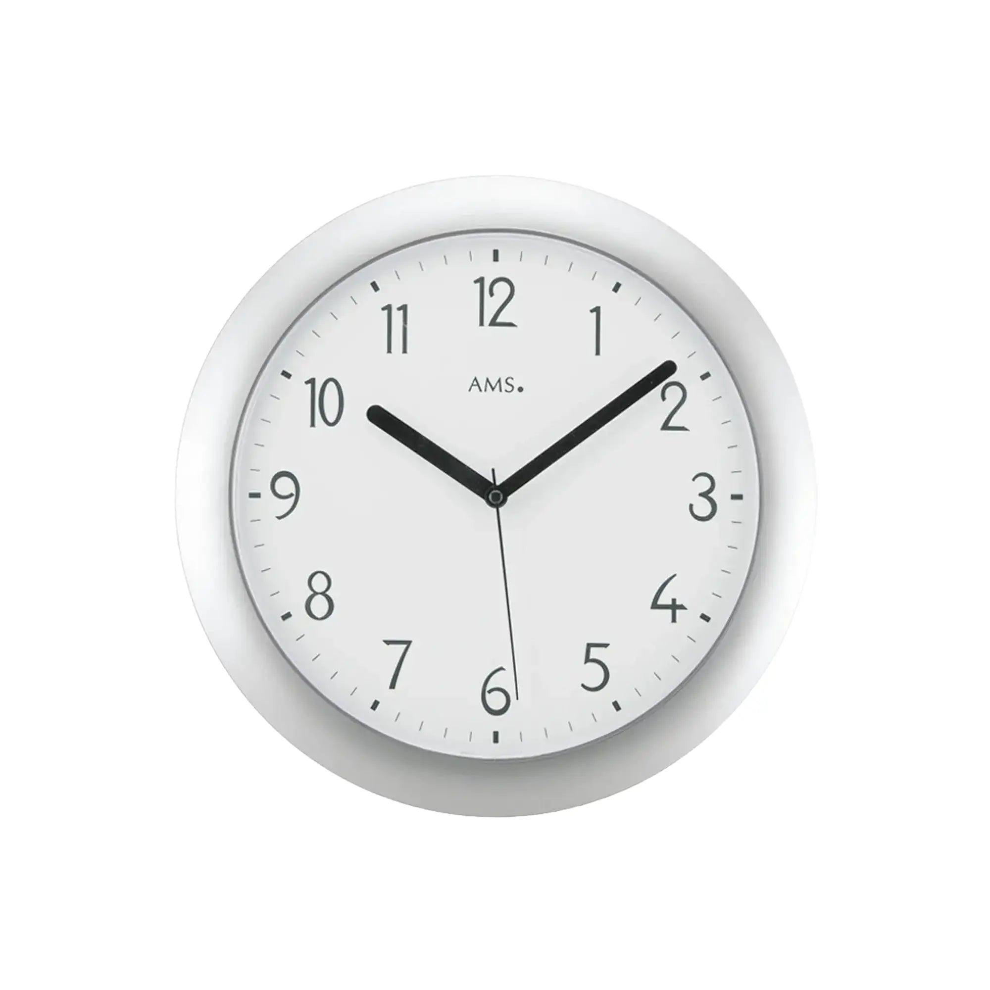 Funk-Wanduhr, rundes silbernes Kunststoffgehäuse, weißes Zifferblatt mit schwarzen Zeigern.
