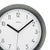 Nahaufnahme Funk-Wanduhr: schwarzes Gehäuse, weißes Ziffernblatt, schwarze Zeiger