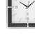 Funk-Wanduhr mit schwarzem Carbon-Rahmen, silbernen Stundenmarken und Zeigern