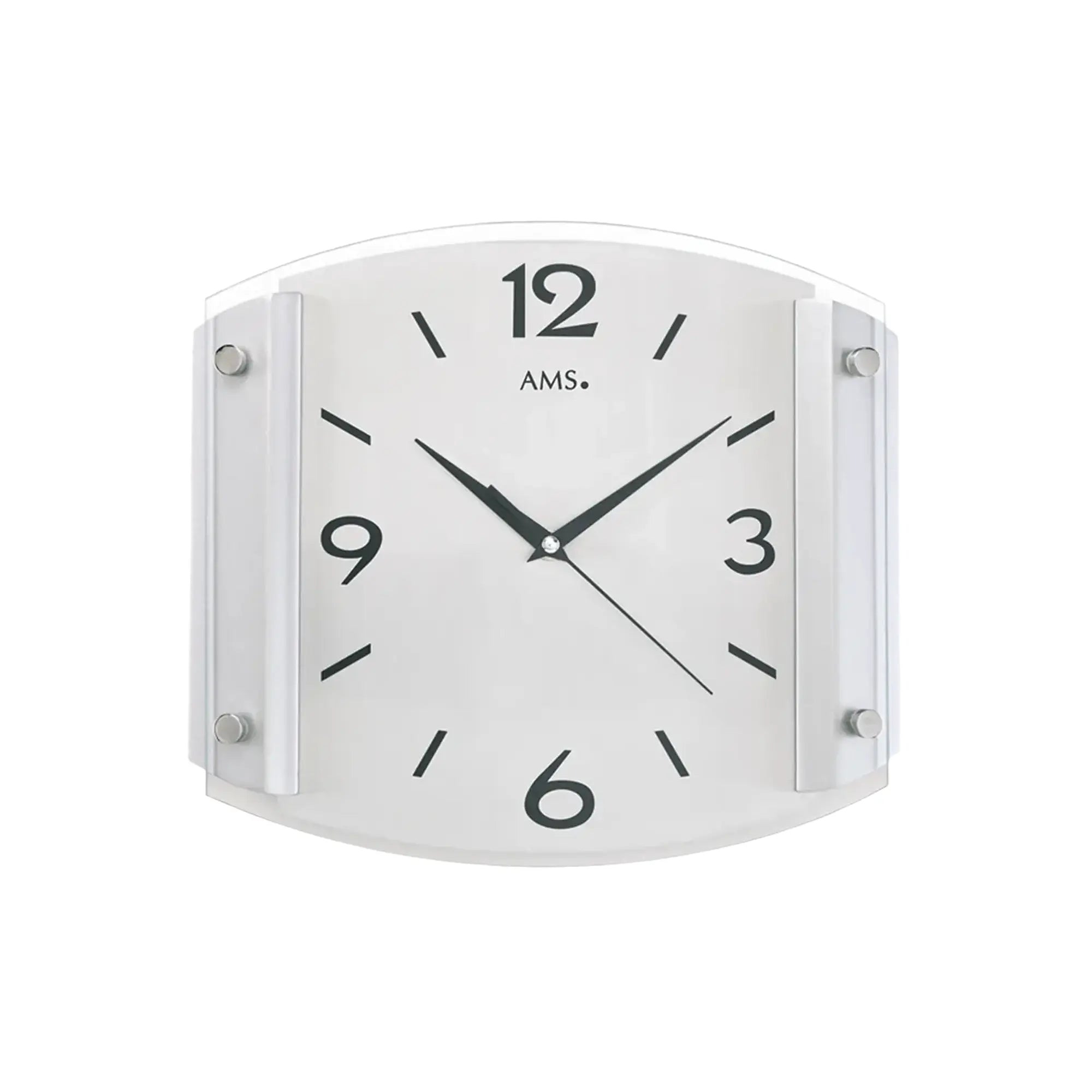AMS Wanduhr mit rundem silbernem Rahmen, weißem Zifferblatt, schwarzen Zeigern und Mineralglas.