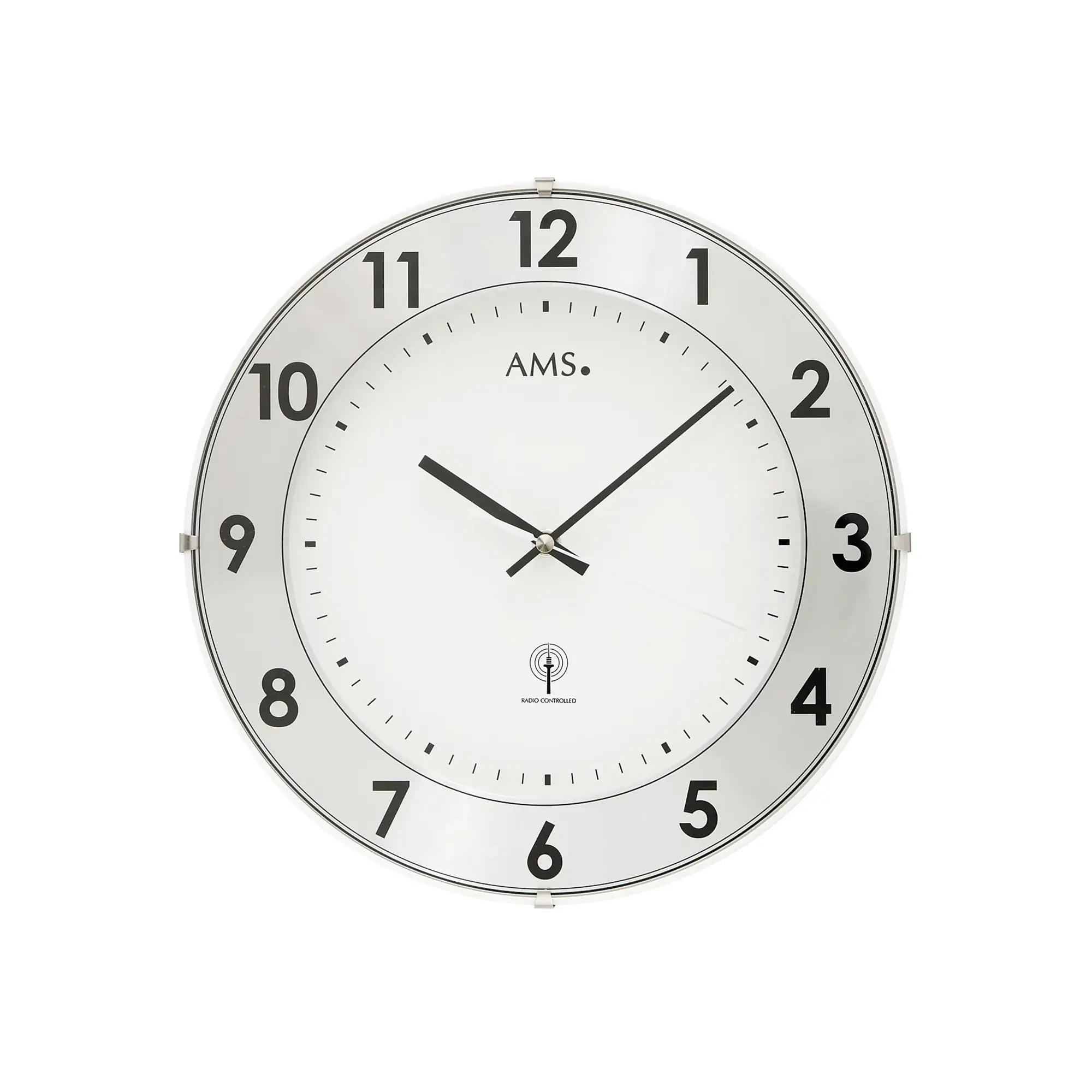 Funk-Wanduhr mit weißem Ziffernblatt, schwarzer Zahlenbeschriftung und silbernem Rahmen