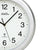 Runde Wanduhr mit silbernem Rahmen, weißem Ziffernblatt und schwarzen Zeigern (funkgesteuert)