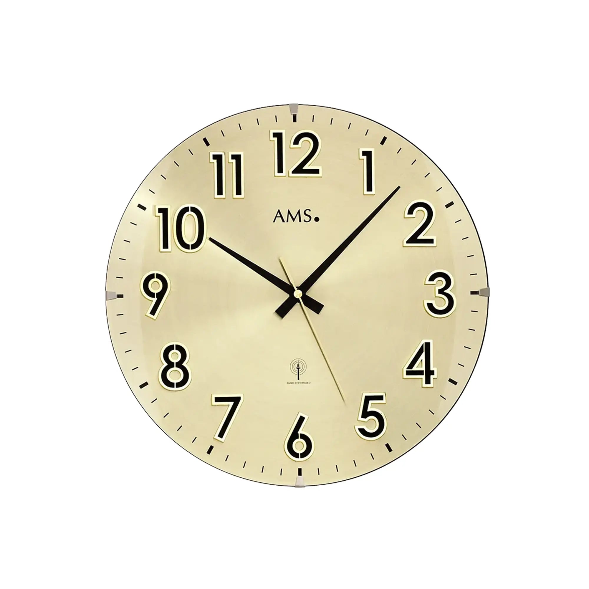 Runde Wanduhr mit goldfarbenem Zifferblatt, schwarzen Zeigern, Ziffern 1–12 und AMS-Logo