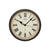Wanduhr mit braunem Rahmen, römischen Ziffern und schwarzen Zeigern