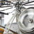 Seitenansicht des Uhrwerks mit großen Metallrädern und Gestänge