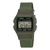 Casio Digitaluhr mit grünem Textilarmband, eckigem Gehäuse und Anzeige auf dem Display