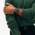 Tommy Hilfiger Herrenarmbanduhr im Detail: Carbon-Zifferblatt, Quarzwerk, blaues Band