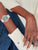 Damenarmbanduhr am Handgelenk mit blauem Zifferblatt und Edelstahlarmband