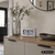 Silberne Tischuhr mit Flip-Display „09:28“ auf Sideboard