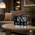 LED-Digitaluhr mit Thermometer, schwarzes Gehäuse und leuchtende Ziffern auf Glas