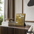 Wanduhr mit LED-Wortanzeige, goldbraunes Display, geneigter Blickwinkel