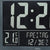 Wanduhr mit großem LCD, zeigt Temperatur 21°C und Datum 18/DEZ.