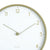 Wanduhr-Zifferblatt mit goldfarbenen Zeigern, Indexen und Karlsson-Logo