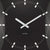 Quadratische schwarze Wanduhr Nahaufnahme mit weißen Indexstrichen und Zeigern