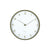 Analoge Wanduhr mit hellem Zifferblatt und olivfarbenem Rahmen, grünen Indexen