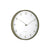 Analoge Wanduhr mit hellem Zifferblatt und olivfarbenem Rahmen, klarer Minutenzeiger