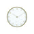 Wanduhr mit beigem Rahmen und weißem Zifferblatt, goldfarbene Ziffern und Zeiger