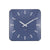 Vorderansicht quadratische Wanduhr mit marineblauem Ziffernblatt, weißen Zeigern und Skala