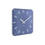 Quadratische Wanduhr mit marineblauem Zifferblatt, weißen Strichen, Ziffern und Kreuzzeigern