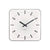 Quadratische Wanduhr mit weißem Zifferblatt, schwarze Zeiger und Minutenmarken, Rahmen.