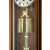 Wanduhr-Detail: Pendel und Schlagwerk im nussbaumfarbenen Uhrgehäuse