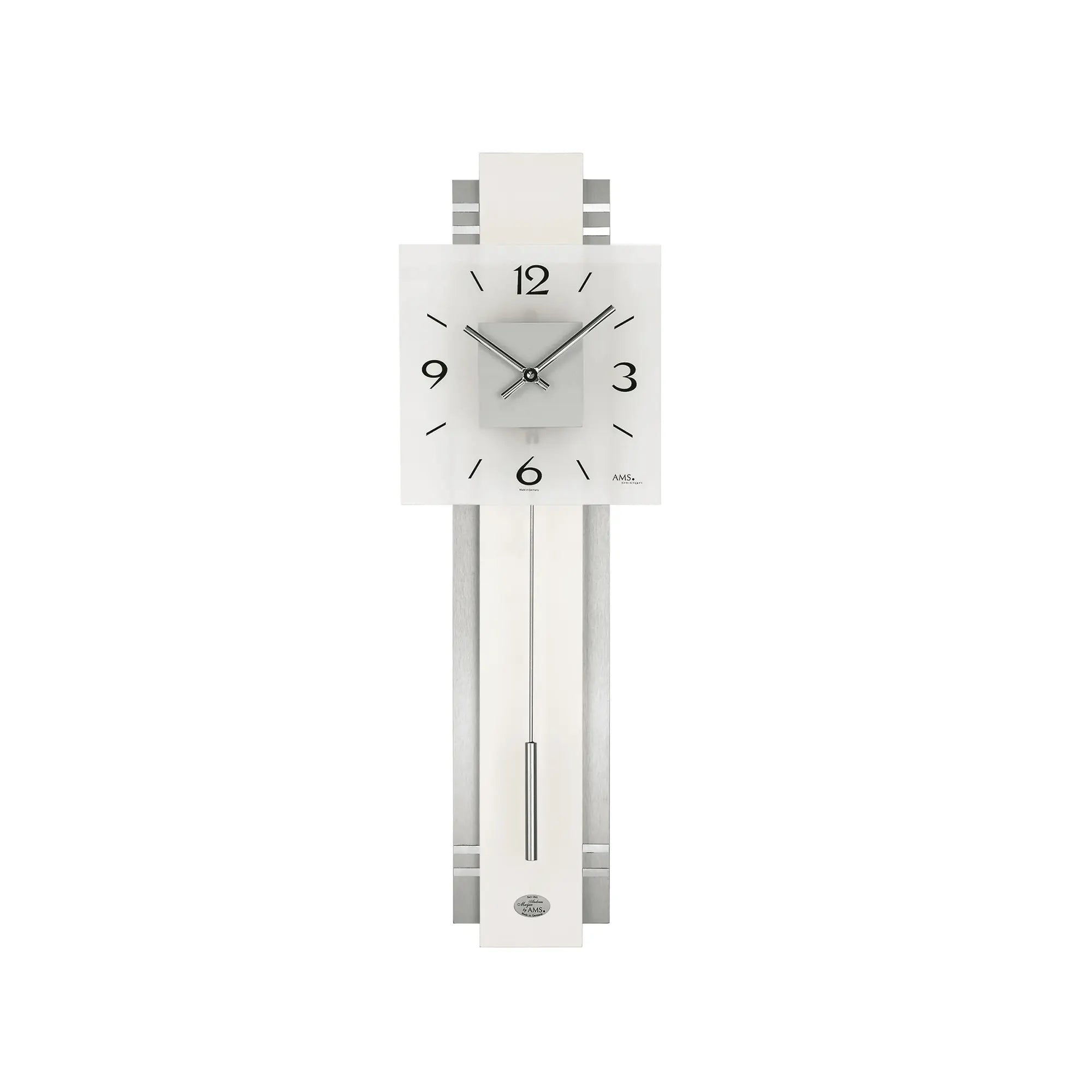 Wanduhr mit quadratischem Zifferblatt, schwarzen Zahlen und silbernen Pendelstäben