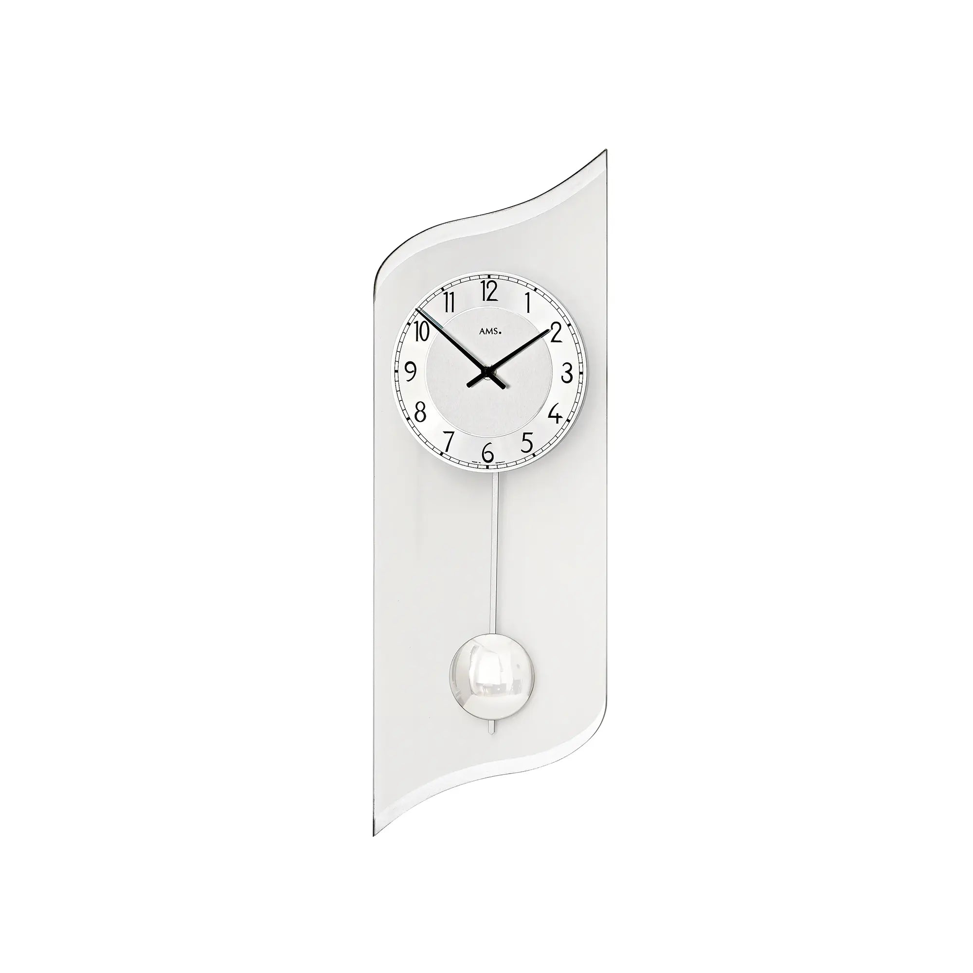Wanduhr mit Pendelwerk: runde Uhrscheibe mit Pendelanhänger, auf weißem Bogen montiert
