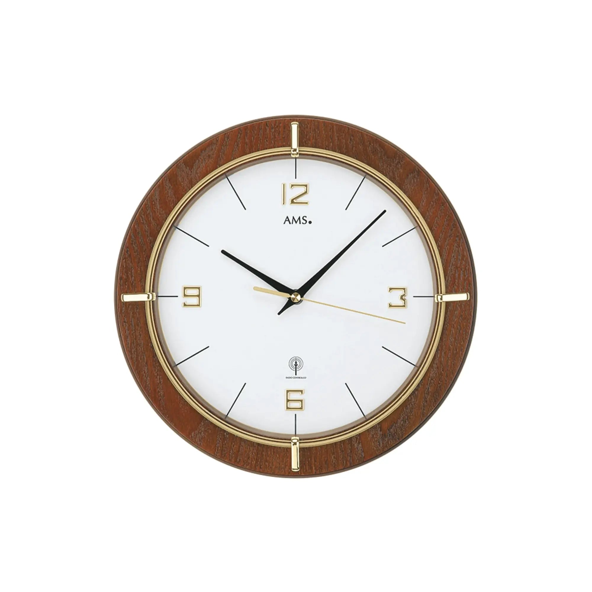 Wanduhr mit rundem Nussbaumgehäuse, goldenen Ziffern und Zeigern, weißem Zifferblatt