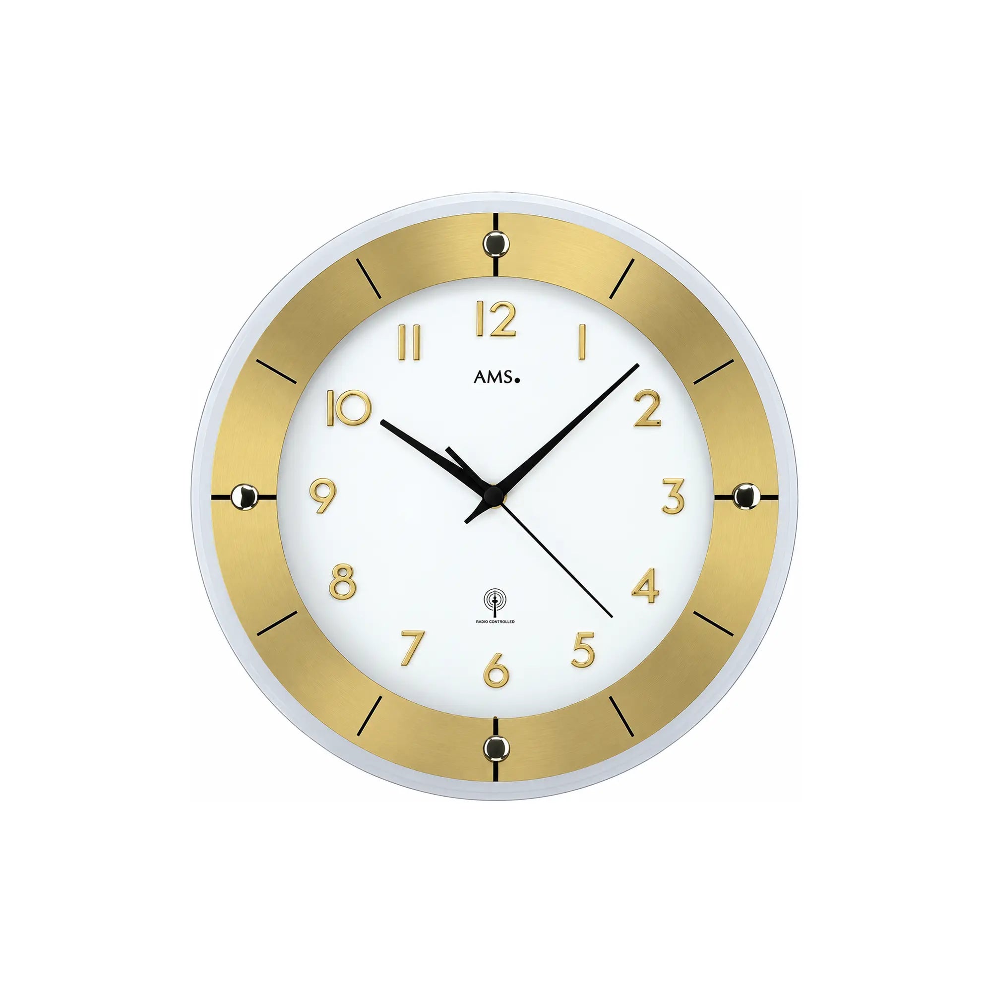 Wanduhr mit silbernem Rahmen, goldenem Zifferblatt und schwarzen Zeigern, AMS-Logo